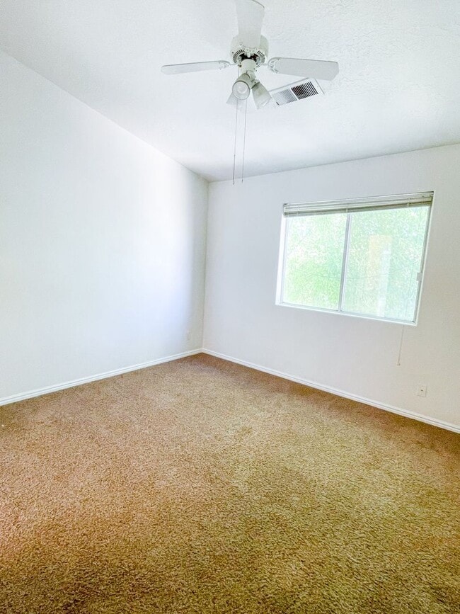 Building Photo - Charming 2 Bedroom Home in Prime Location Near Schools & Shopping