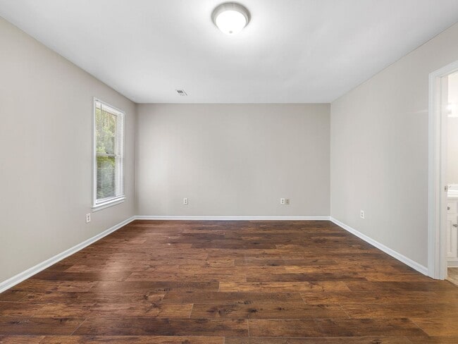 Building Photo - Cozy 3 Bedroom, 2.5 Bath Home with 2 Car G...