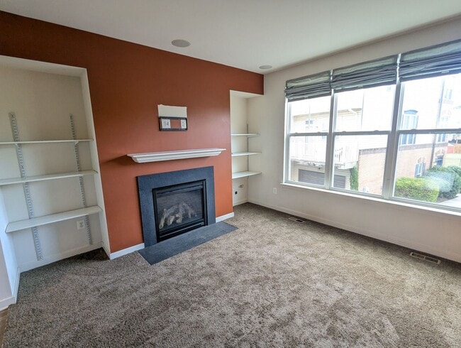 Building Photo - Modern 4 level townhouse available for imm...