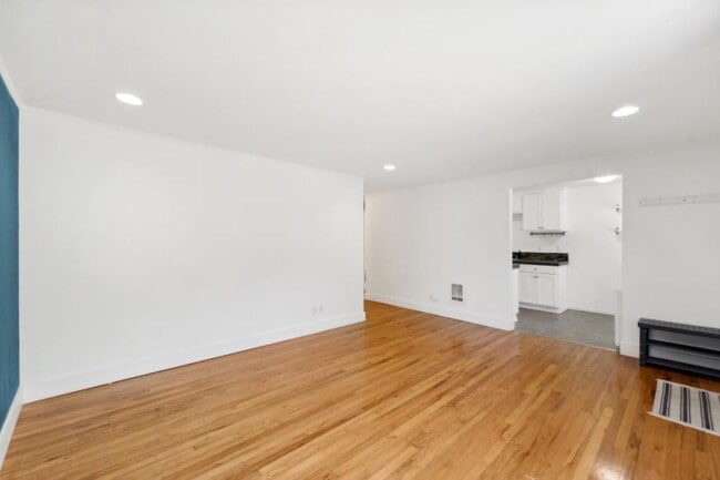 Building Photo - 3 bedroom in Seattle WA 98108