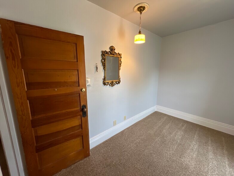 Building Photo - 616 W Mulberry St