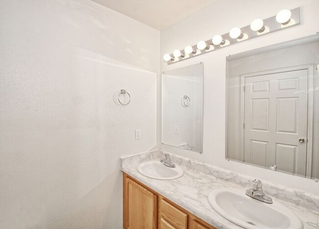 Building Photo - Charming 3 Bed, 2 Bath Townhome in Orchard...