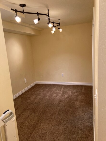 Building Photo - 734 W Sweet Meadow Ln