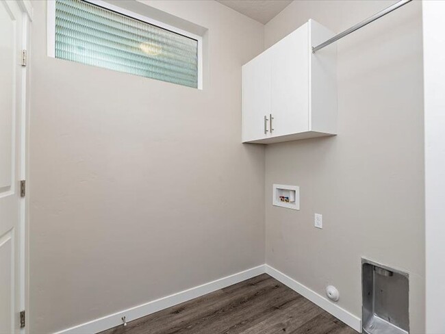 Building Photo - $500 off March Rent!  4 bedroom, 2 bath ho...