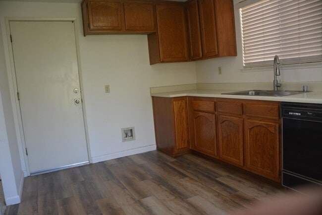 Building Photo - Hillcrest area 2 bedroom, 2 bath with 2 ca...