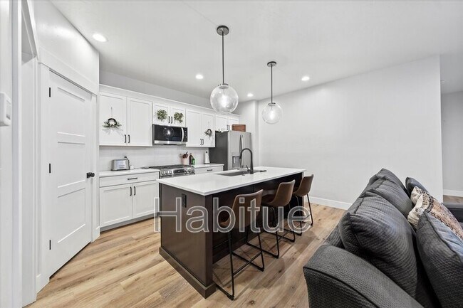 Building Photo - 917 E Bissett St