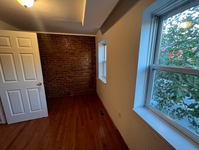 Building Photo - 1011 Hollins St