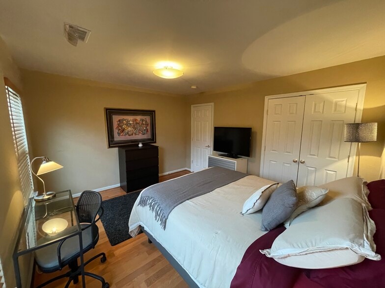 Building Photo - 6615 Schurtz St