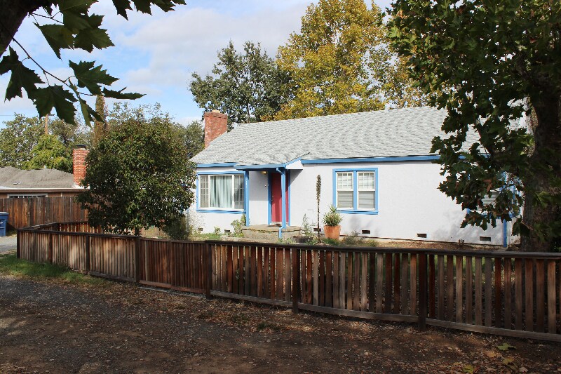 Building Photo - 1010 S Cloverdale Blvd