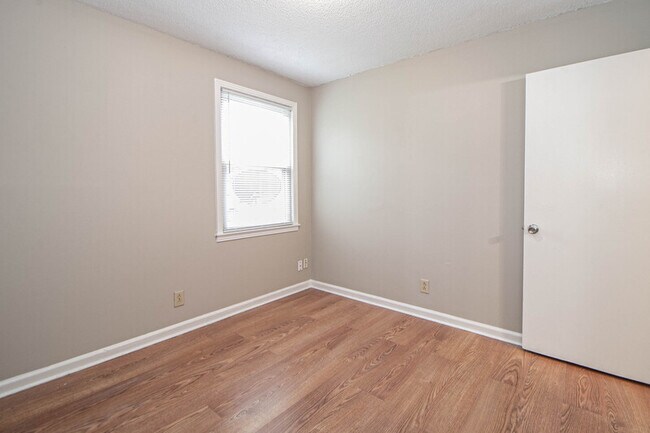 Building Photo - 807-B Golfview Place