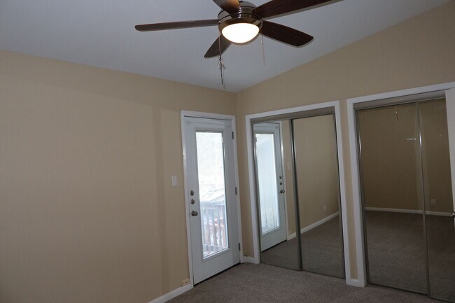 Building Photo - K246 - South Oak #102