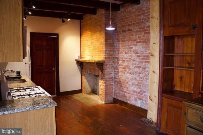 Building Photo - 209 W Chestnut St