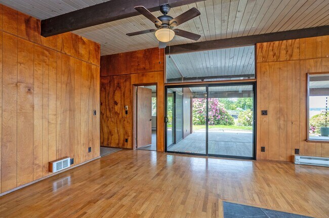 Building Photo - 3-Bed Waterfront Home in Vaughn