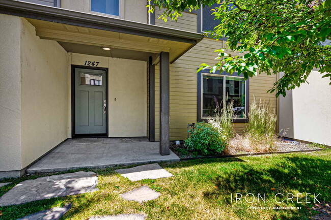 Building Photo - Open Floorplan Townhome with 3 suites
