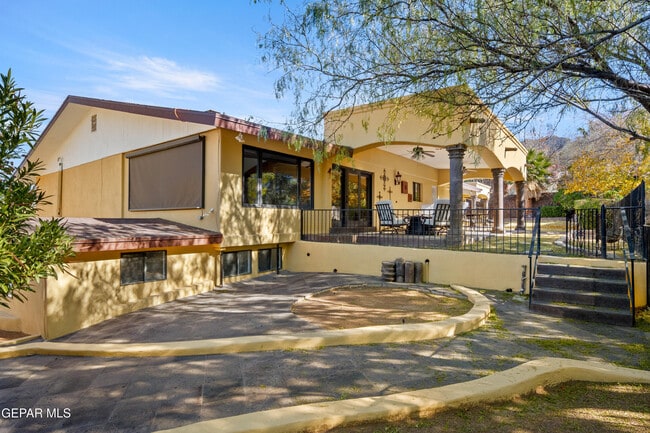 Building Photo - 6204 Pinehurst Dr