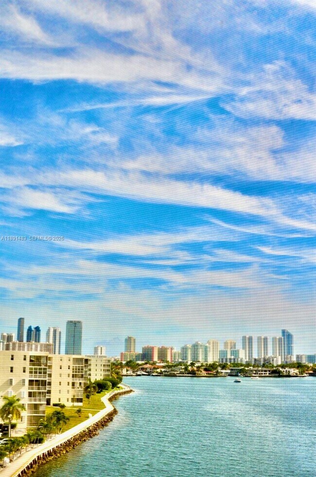 Building Photo - 2910 Point E Dr