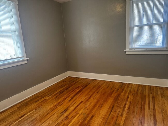 Building Photo - HALF OFF FEBRUARY: Adorable 4 Bedroom UTLITIES INCLUDED!