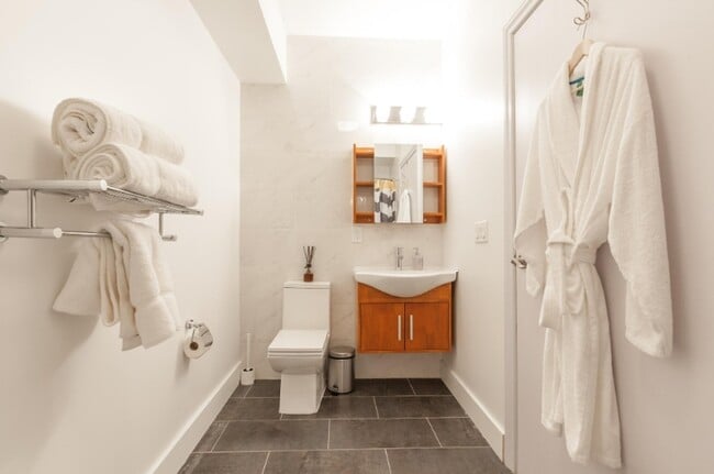 Building Photo - 4918 Park Ave