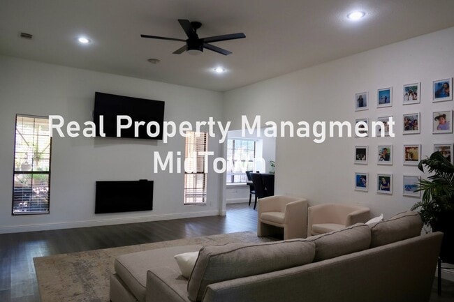 Building Photo - Charming Home Centrally Located in the DFW