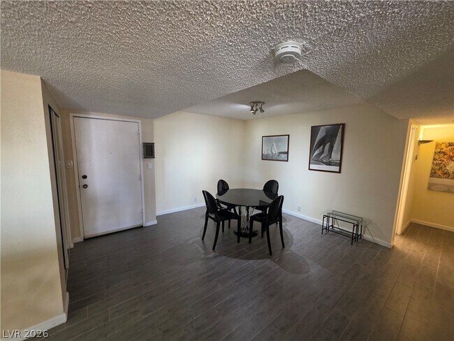 Building Photo - 750 S Royal Crest Cir