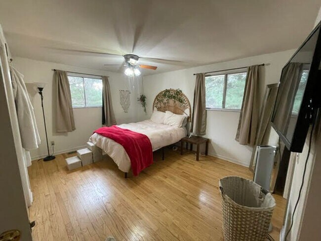 Building Photo - 3840 E 10th St