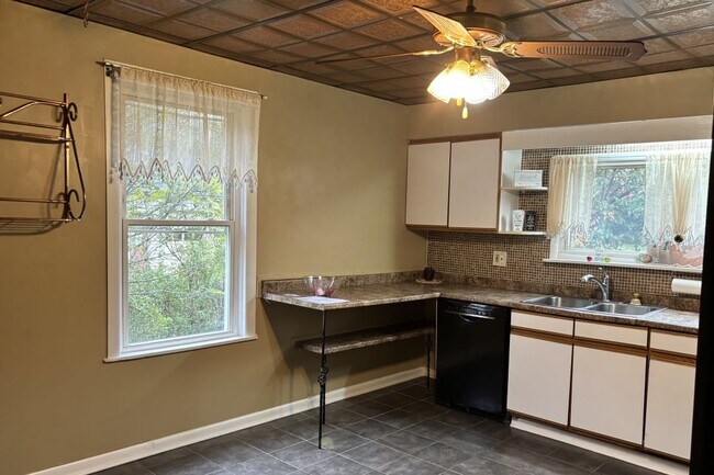 Building Photo - 41 Sylvia Ave