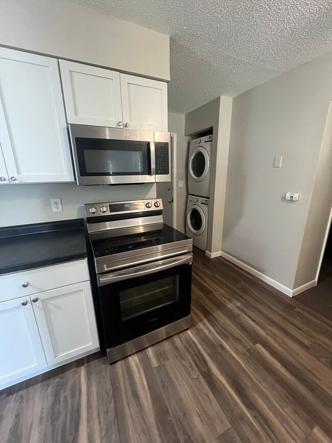 Building Photo - 2 Bedroom 1 Bath w/Garage and in unit Washer/Dryer