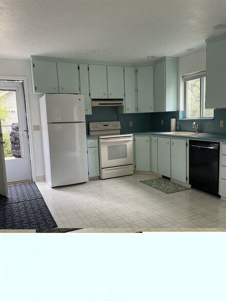 Upstairs family room/kitchen (400 sf) - 206 N 200 E