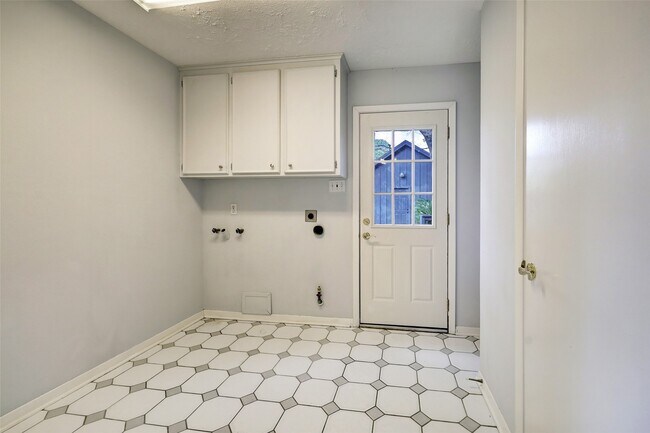 Building Photo - 8730 Cedarspur Dr