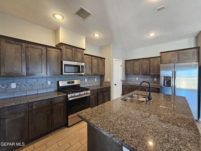 Building Photo - 7565 Wolf Creek Dr
