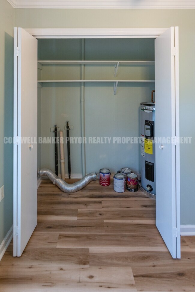 Building Photo - 323 Walsh Rd