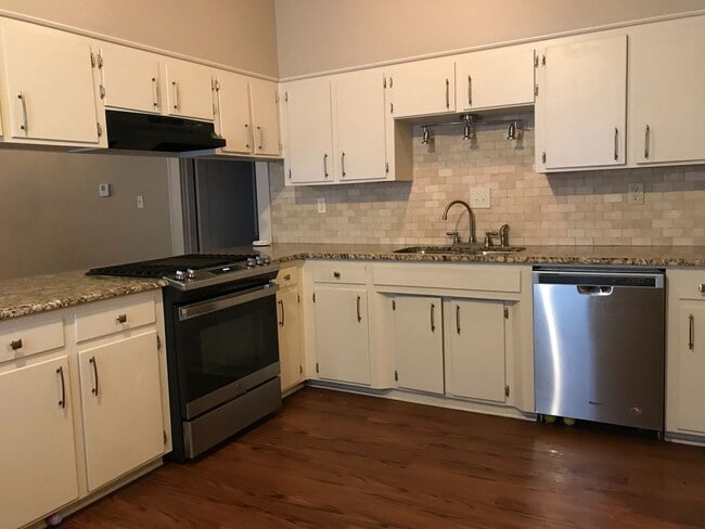 Building Photo - Super cute and updates throughout....