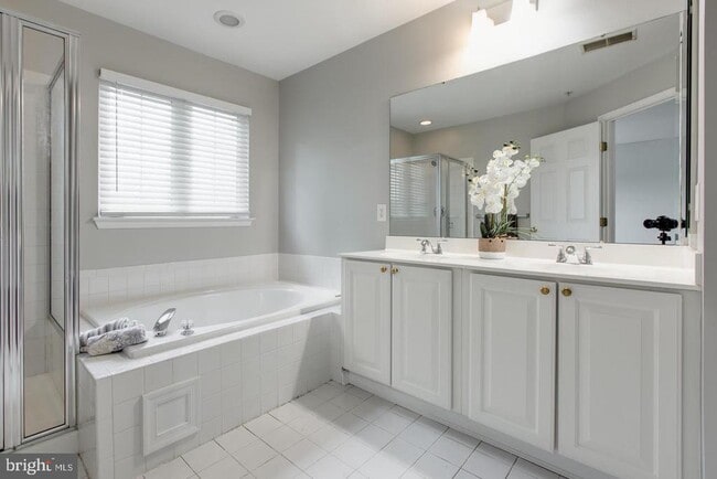 Building Photo - 8832 Papillon Dr