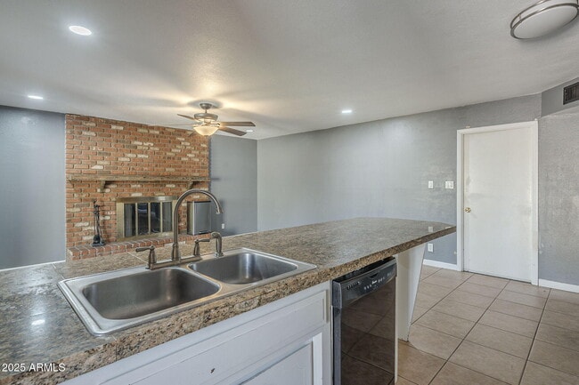 Building Photo - 3236 S Kenwood Ln