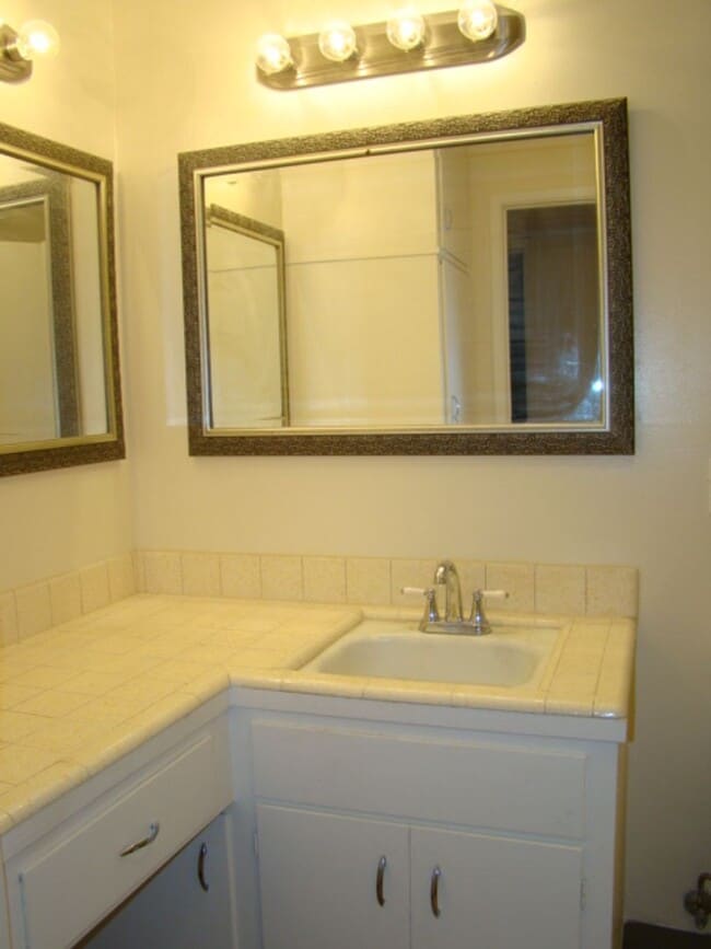 Building Photo - 2 Bedroom 2 Bath, dishwasher, yard, 2 park...