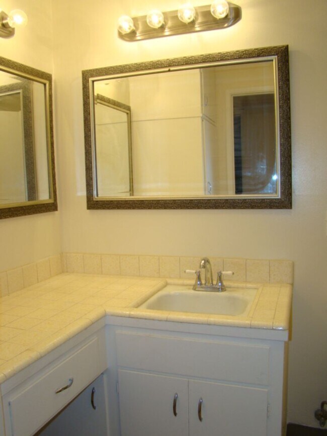 Building Photo - 2 Bedroom 2 Bath, dishwasher, yard, 2 parking spaces