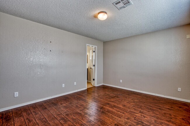Building Photo - 1819 Shreya St