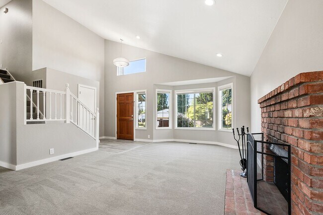 Building Photo - Inviting Everett Home Featuring 3 Bedrooms, Fireplace, and Fully Fenced Backyard