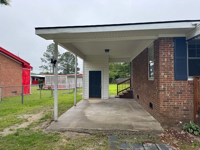 Building Photo - 3 Bedroom Brick Ranch with Carport and Lar...