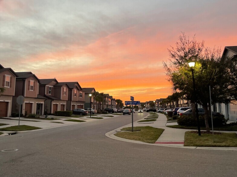 Building Photo - 9148 Hillcroft Dr