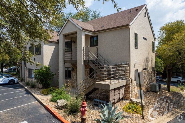 Building Photo - Deatonhill Condominiums