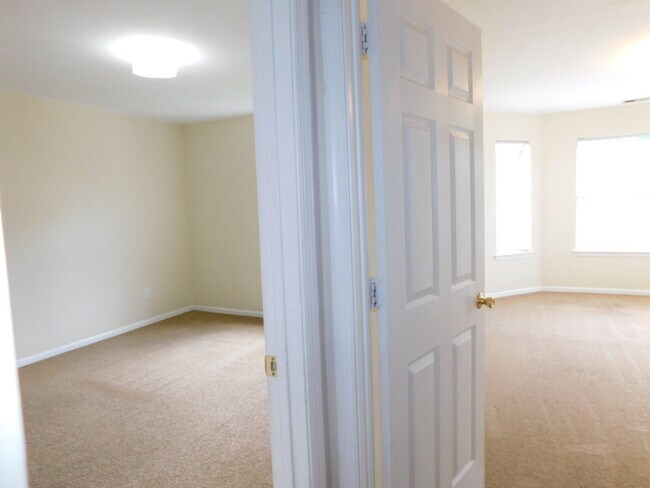 Building Photo - "Spacious 4-Bedroom Gem on Hughart Street with 2.5 Bathrooms and 2108 Sq. Ft. of Comfort!"