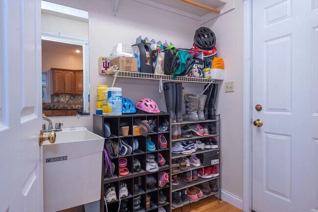 Building Photo - Bright, Spacious Home with Tons of Charm and Comfort