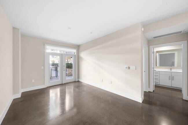 Building Photo - 1825 N San Jacinto Street Unit 641