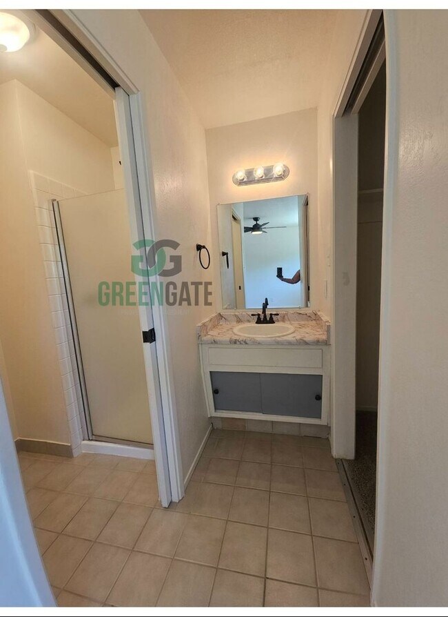 Building Photo - 3 BEDROOM 2 BATH HOME MOVE IN READY IN MOD...