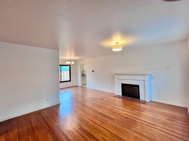 Building Photo - 3 Bed / 1.5 Bath | Thornwood Terrace Home ...