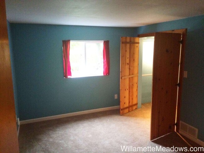 Building Photo - Amazing 4 Bedrooms, 2 Bathrooms, House in South Salem