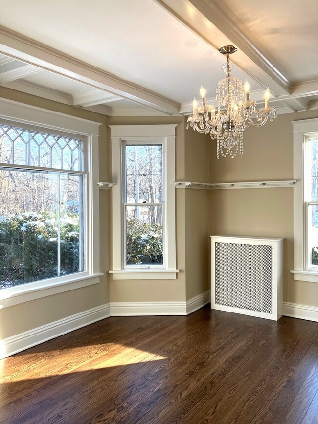 Building Photo - 544 Ravine Ave