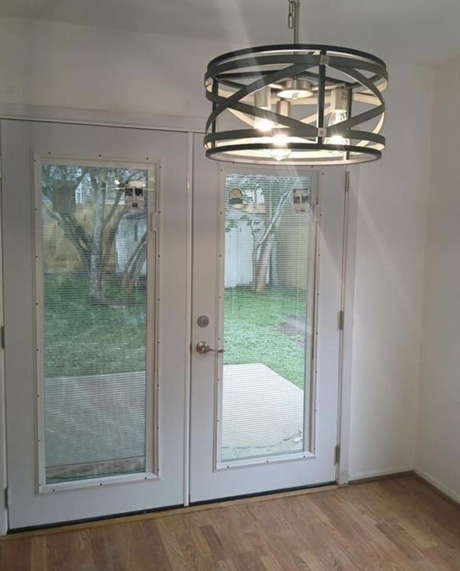 Building Photo - 1126 E Brompton Dr