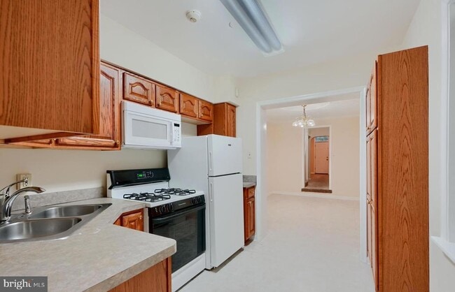 Building Photo - 2343 Eastern Ave